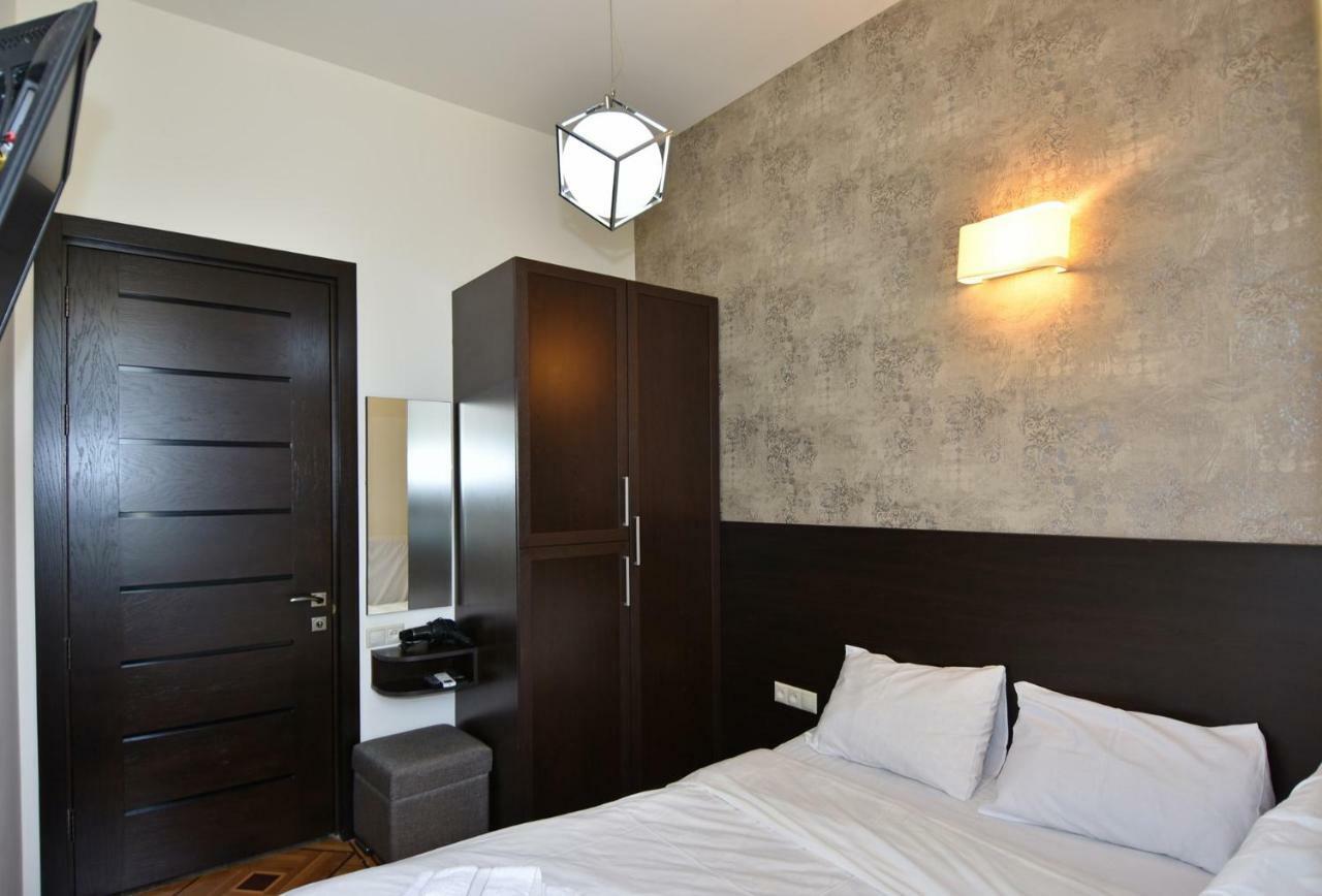 Rent Inn Yerevan On Sakharov Square Exterior photo
