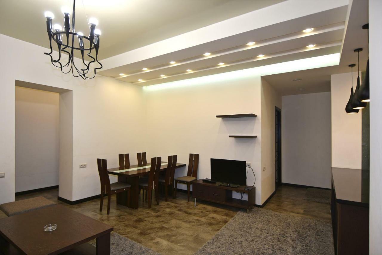 Rent Inn Yerevan On Sakharov Square Exterior photo
