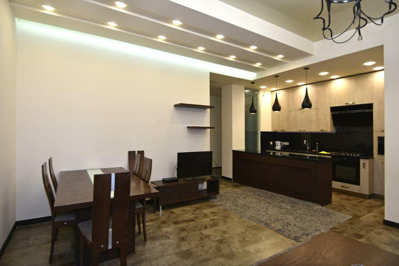 Rent Inn Yerevan On Sakharov Square Exterior photo